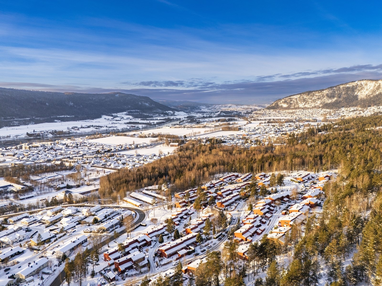 En ideell beliggenhet med nærhet til dagligvare, treningssentre, barneskole, barnehager og offentlig transport. Galleribilde