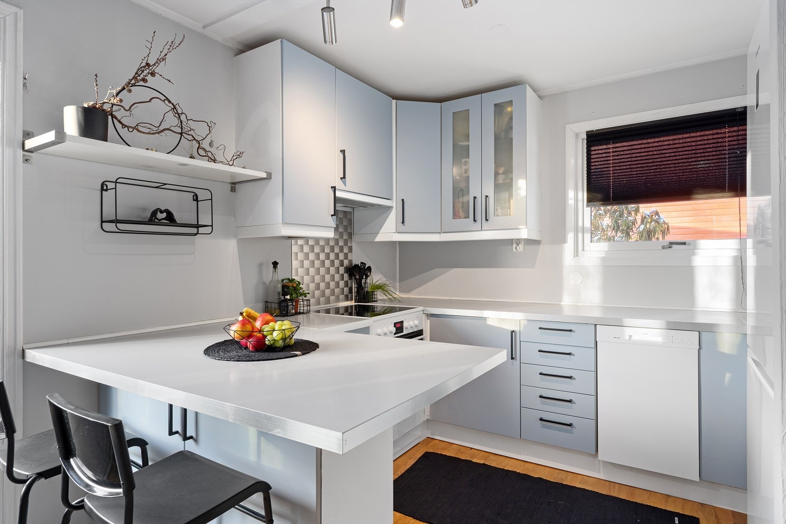 Innredningen består av både over- og underskap. Galleribilde