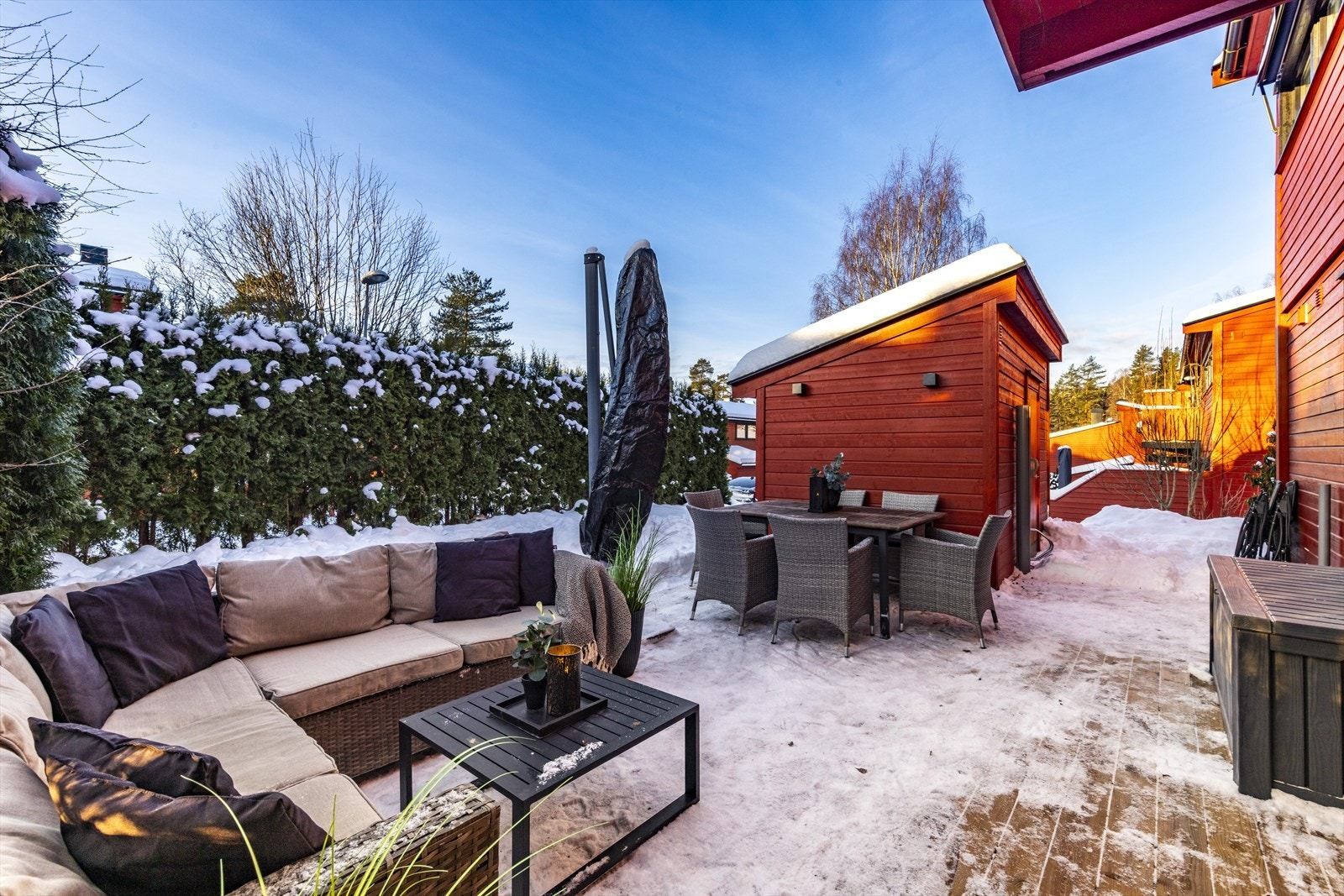 Uteområdet består av terrasseplatting med god plass til utemøblement og grill. Galleribilde