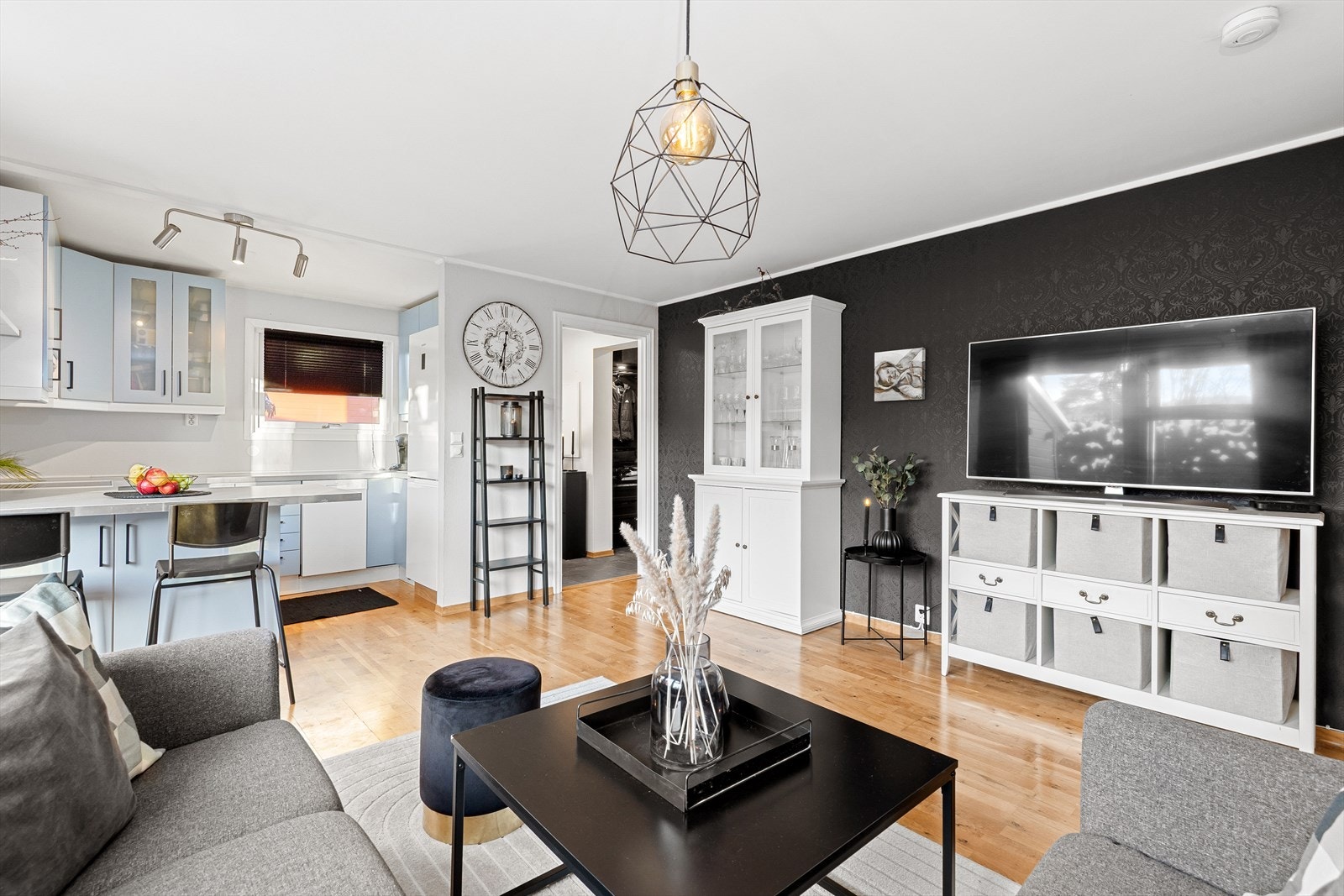 Innvendig kan leiligheten skilte med en åpen stue- og kjøkkenløsning. Galleribilde