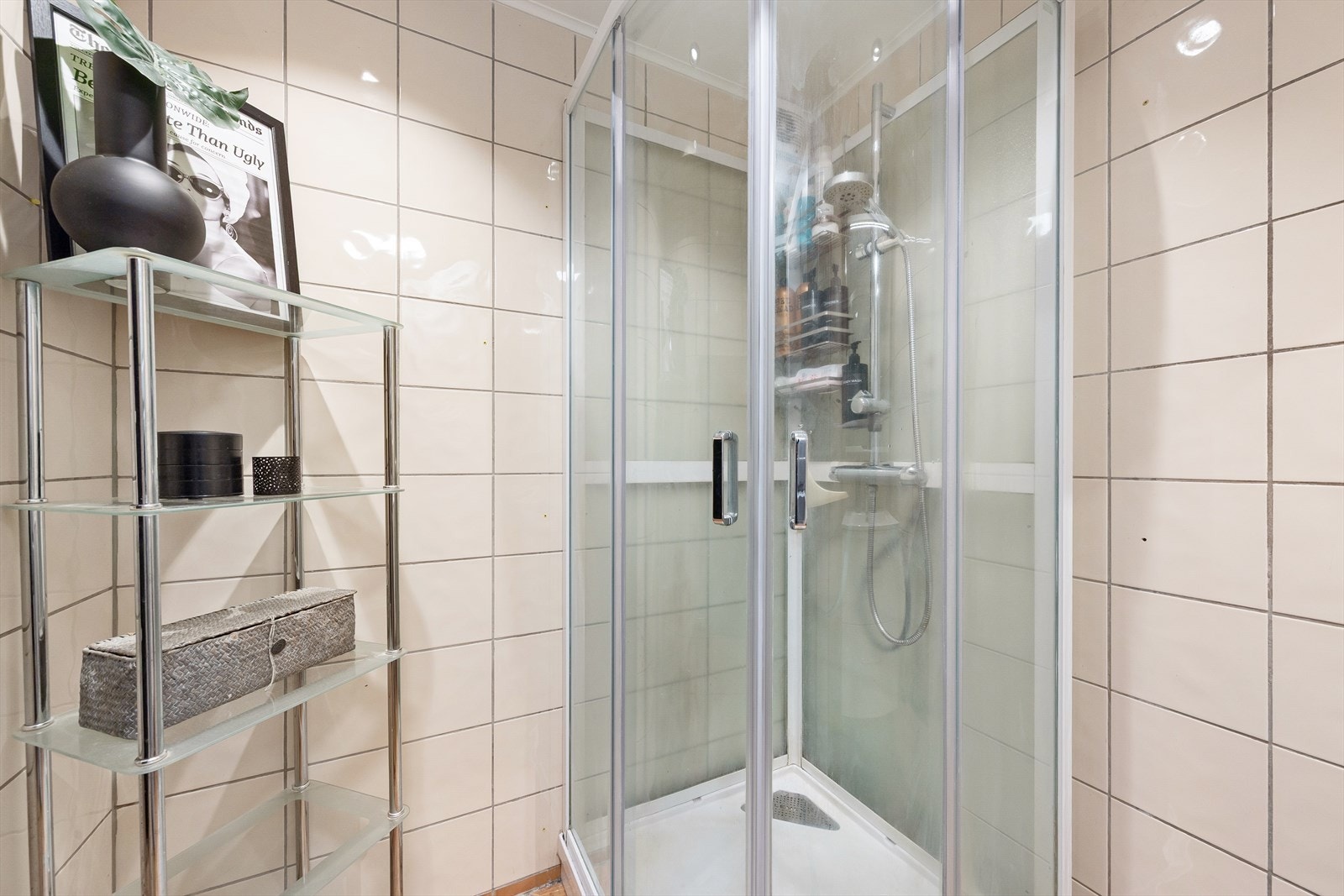 Badet har flislagt vegger og flislagt gulv med elektriske varmekabler. Galleribilde