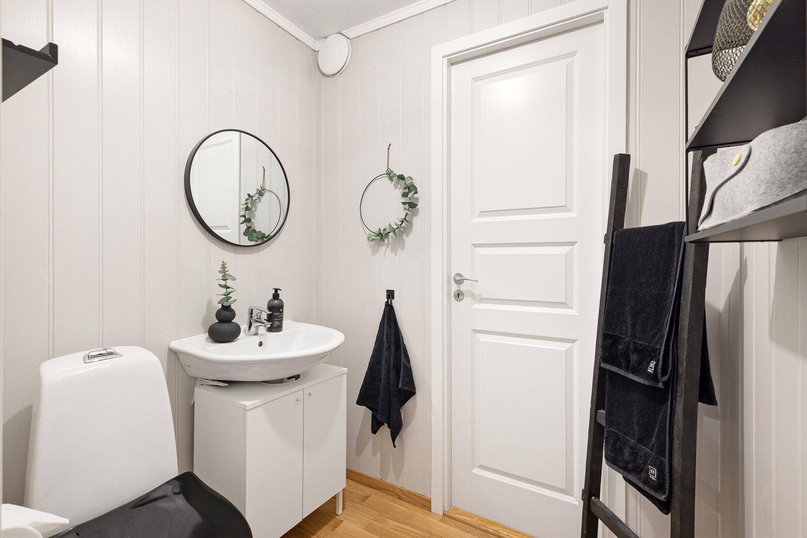 Leiligheten har et eget toalettrom, hvor det er montert gulvtoalett, servant og servantskap. Galleribilde