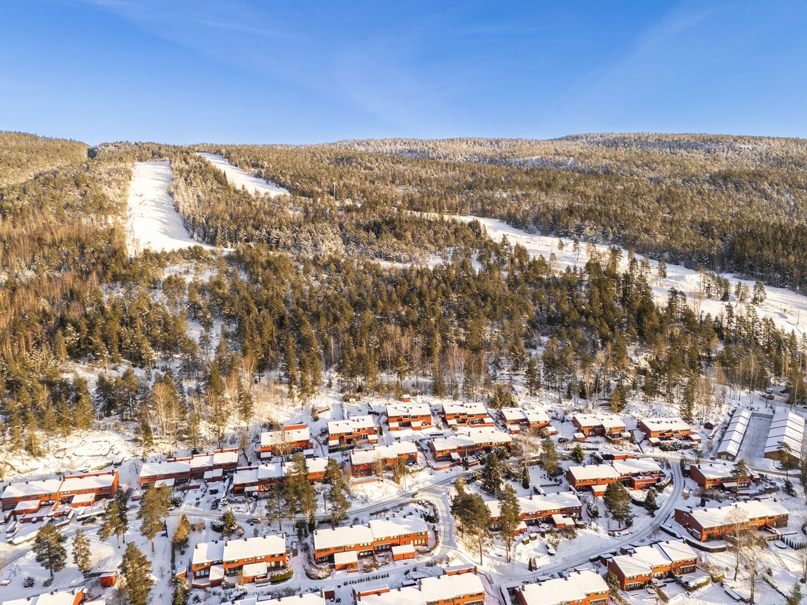Leiligheten har ski-in/ski-out med direkte tilgang til slalåmbakken Skimore Drammen. Galleribilde