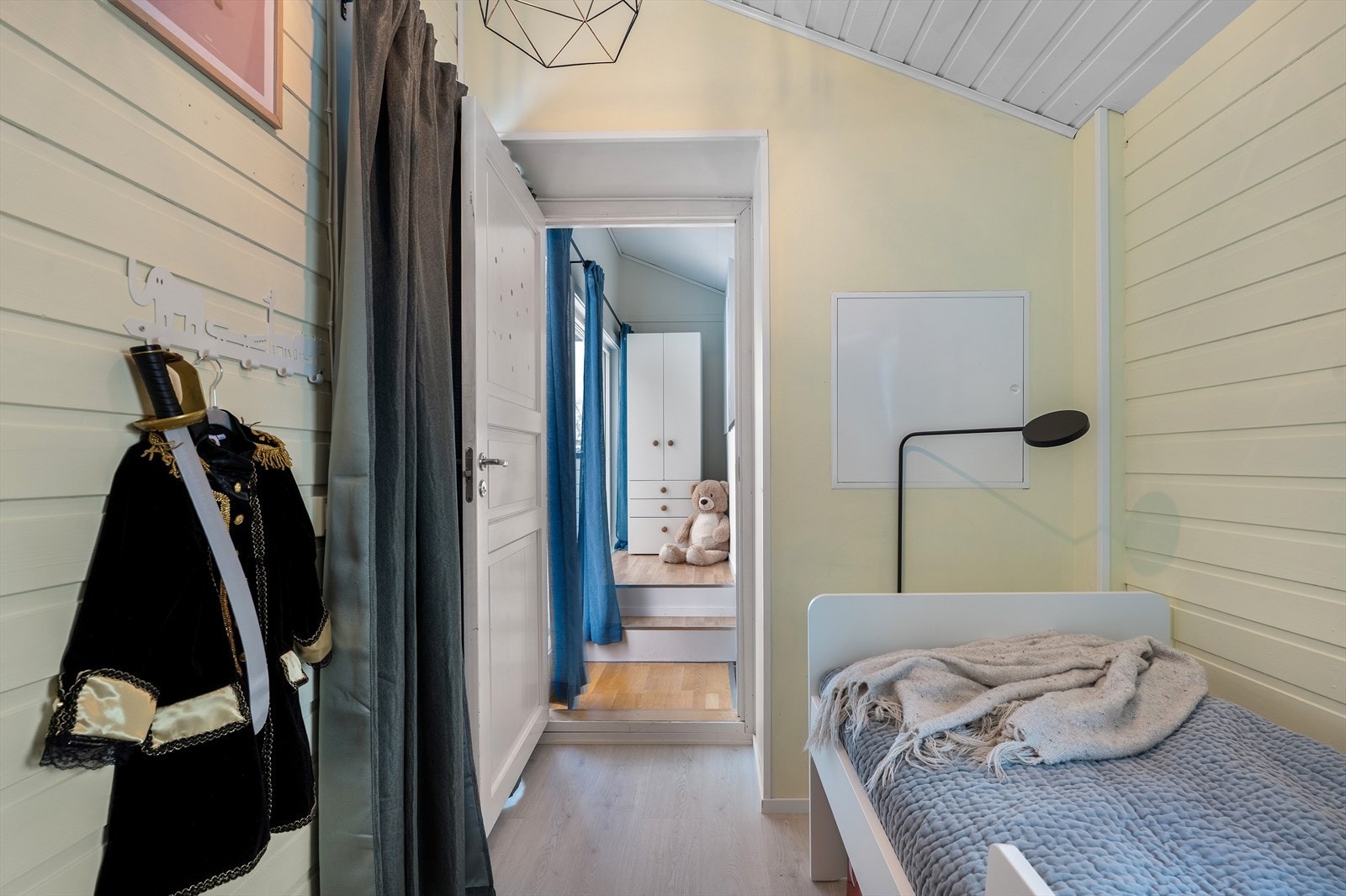 Smart innredet med hyller og garderober som gir gode oppbevaringsmuligheter. Galleribilde