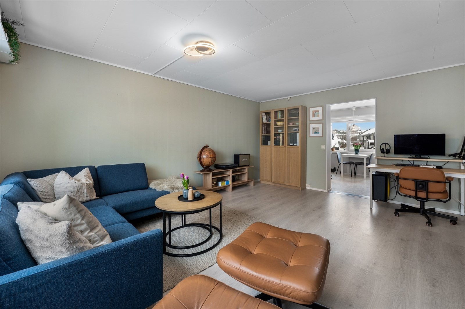 Naturlige soner for både sofakrok og spisebord gjør rommet enkelt å innrede. Galleribilde