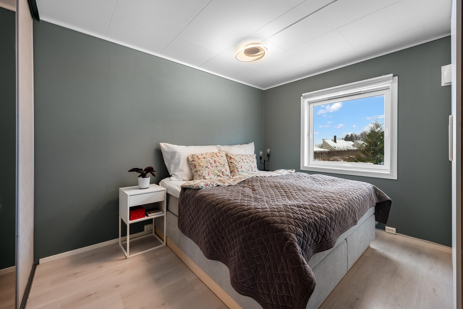 Stor skyvedørsgarderobe med speil gir både orden og romfølelse. Galleribilde