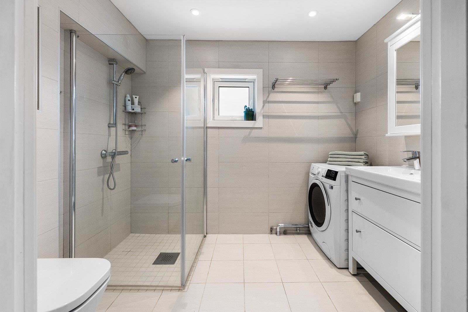 Pent baderom med fliser fra 2017, dobbel servant og moderne innredning. Galleribilde