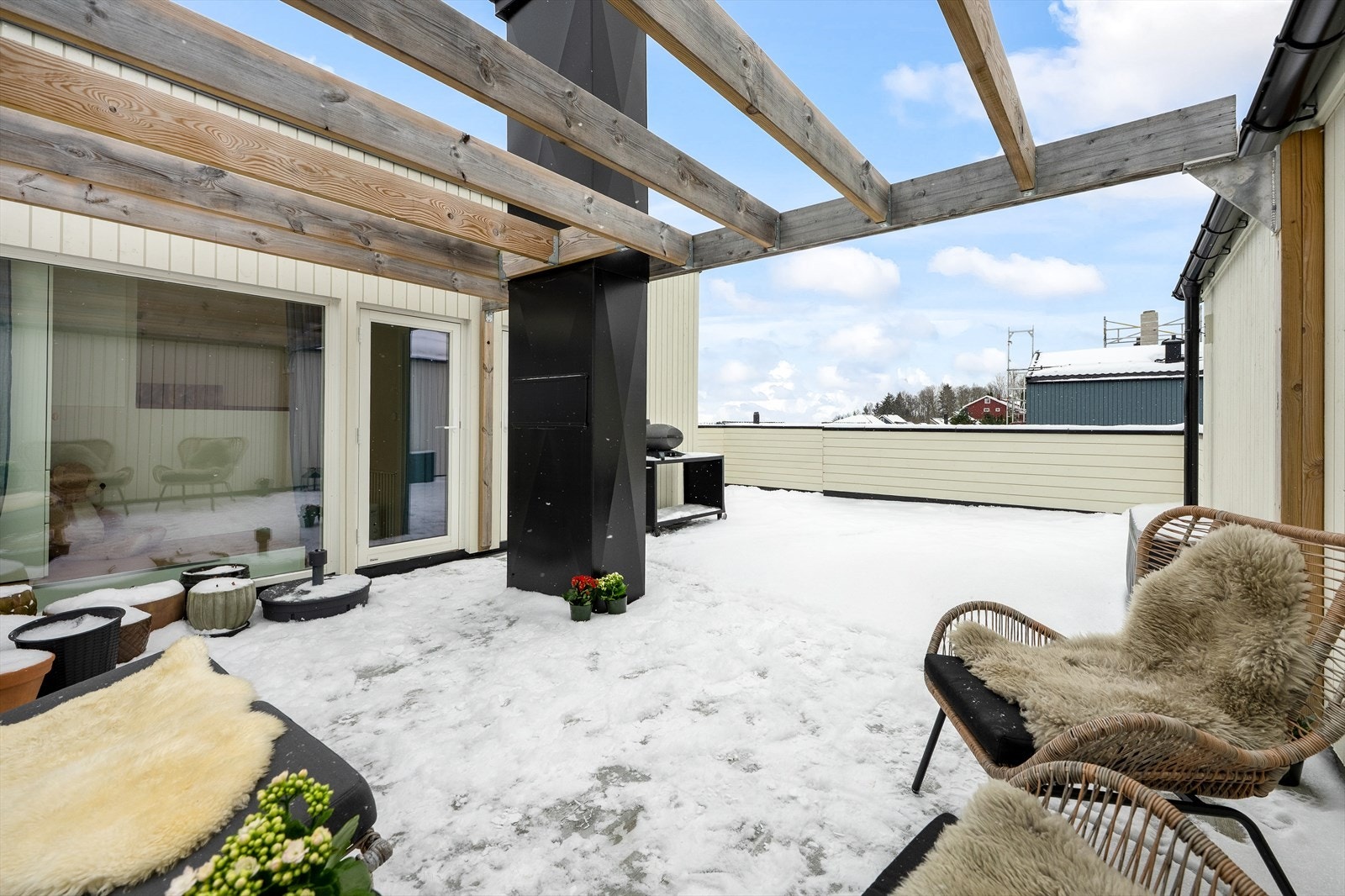 Stor og usjenert takterrasse på 52 m² med fantastiske solforhold og rom for mange soner. Galleribilde