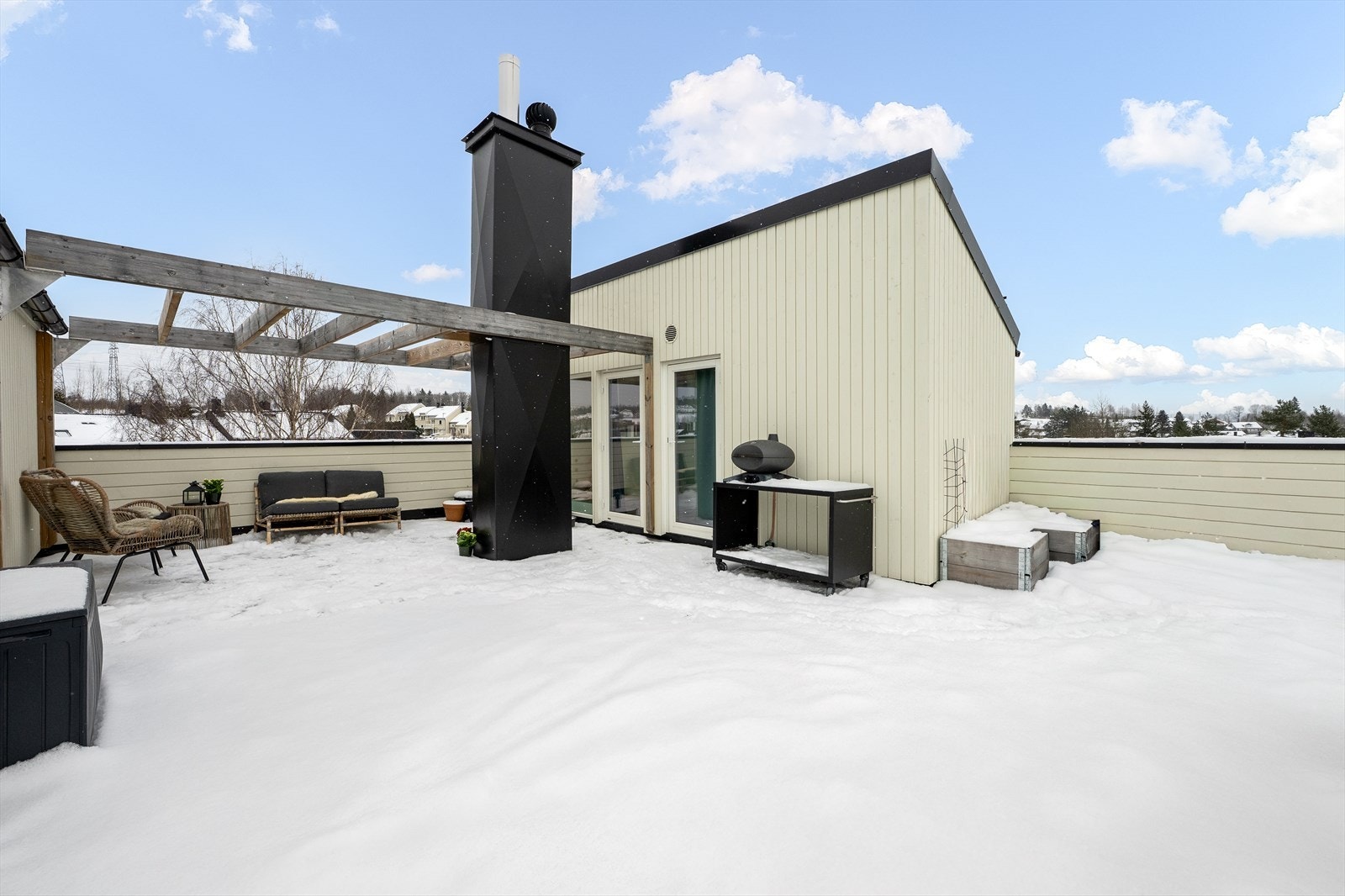 En stor terrasse som inviterer til solrike dager og lune sommerkvelder. Galleribilde