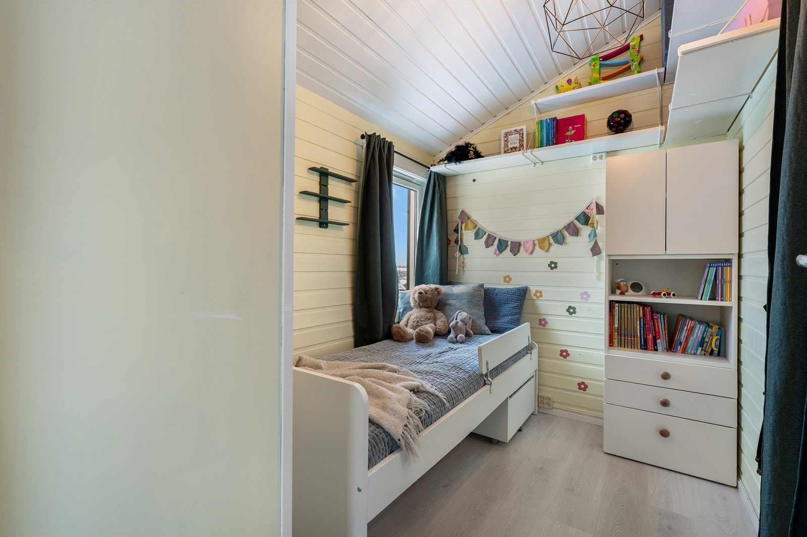 Sjarmerende loftsrom med skråtak - rommet er godkjent som bod (se salgsoppgave) Galleribilde