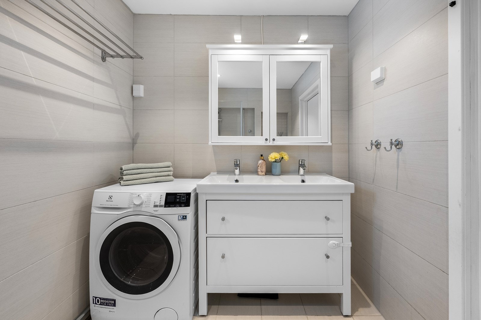 Dusjhjørne med glassdører og naturlig lys skaper et lyst og behagelig baderom. Galleribilde