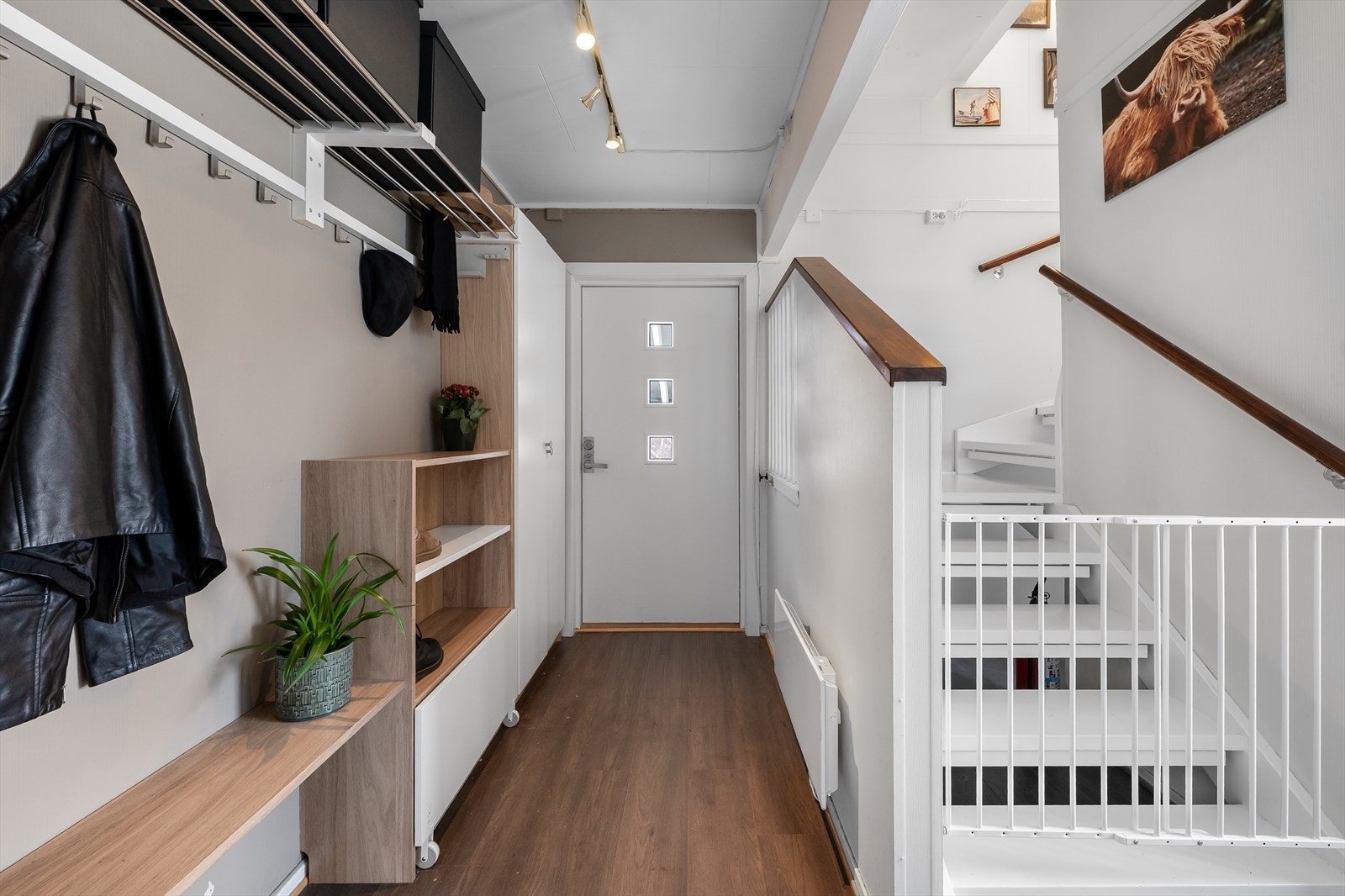 Lys og velorganisert entré med praktiske garderobeløsninger. Galleribilde