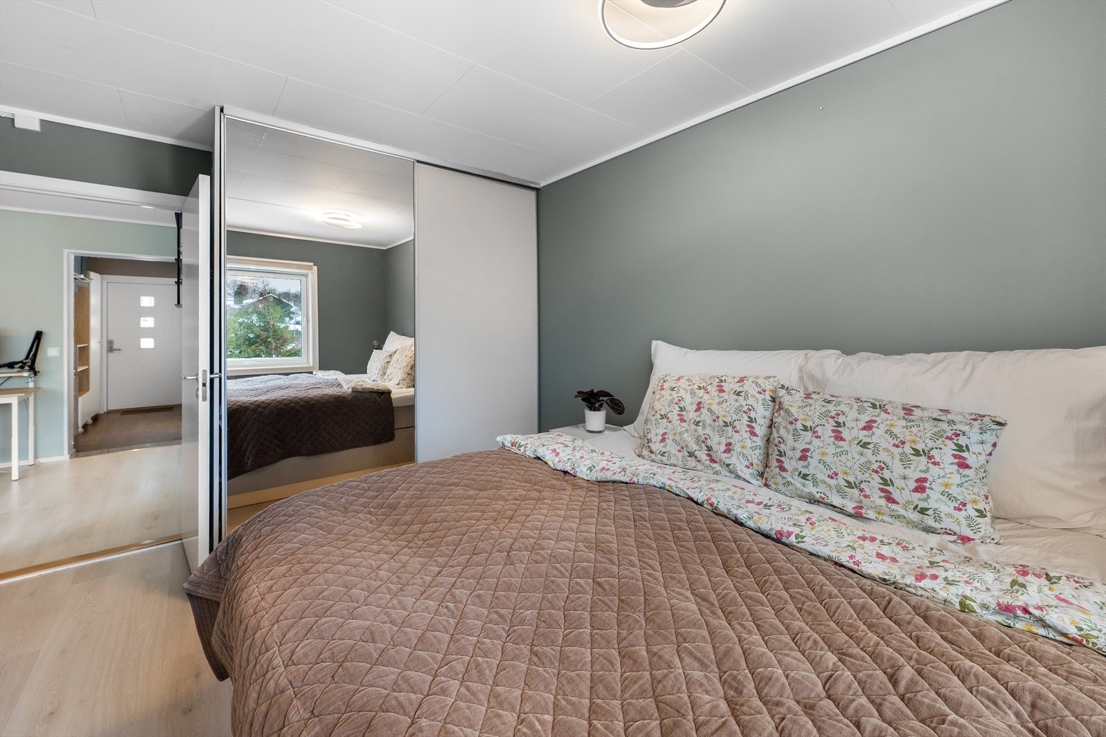 Rolig og romslig hovedsoverom med plass til dobbeltseng. Galleribilde