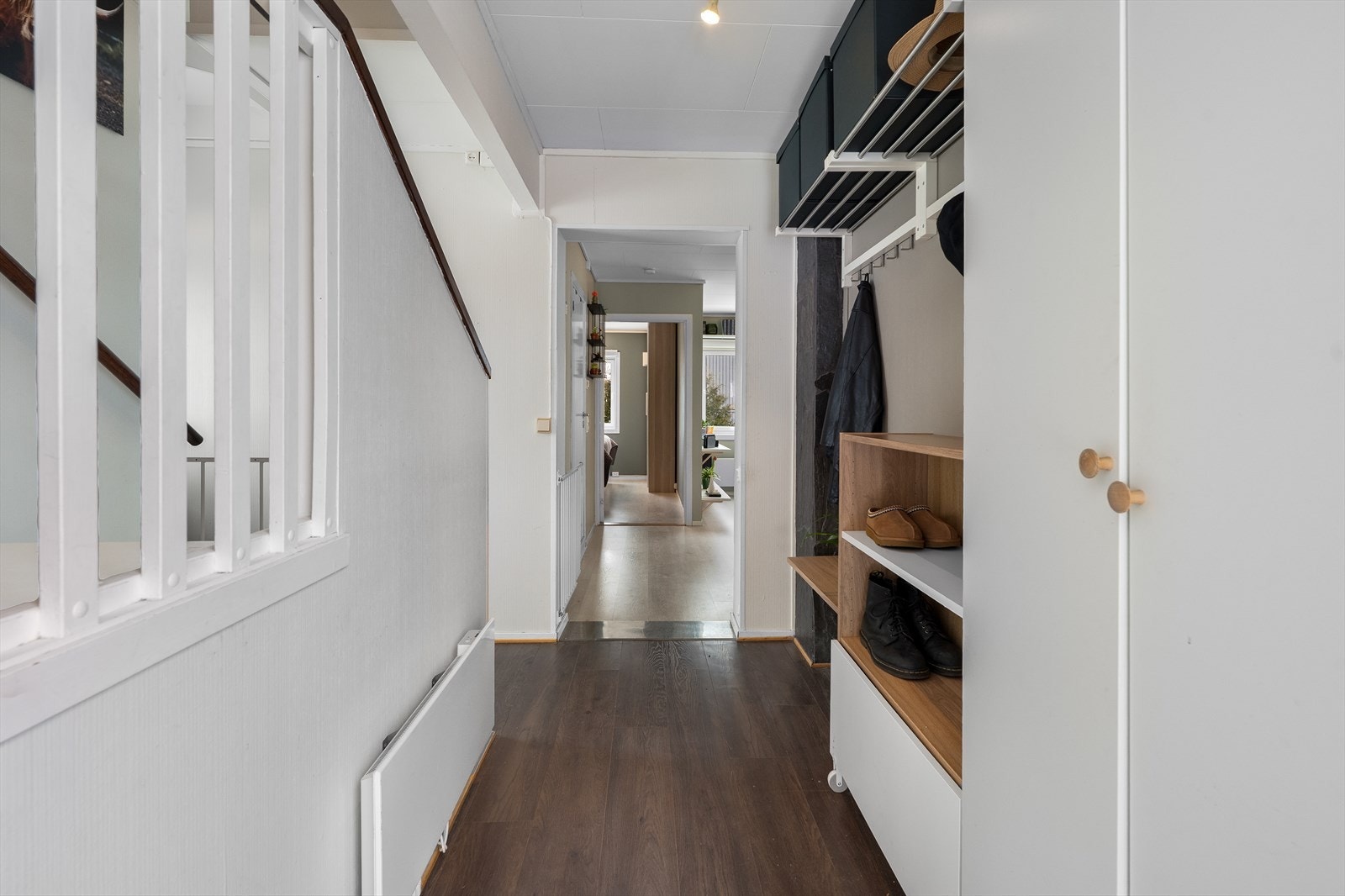 Hyggelig gang som binder etasjene sammen og gir en god flyt i boligen. Galleribilde