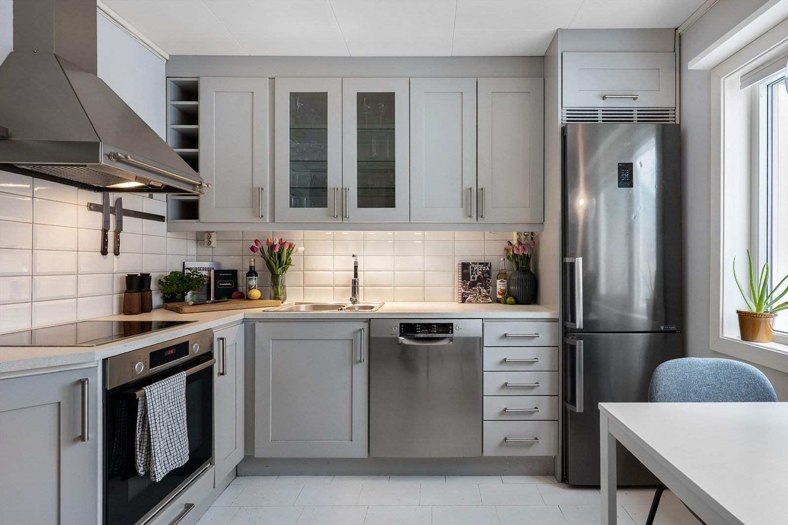 Benkeplass med overliggende fliser og integrert belysning. Galleribilde