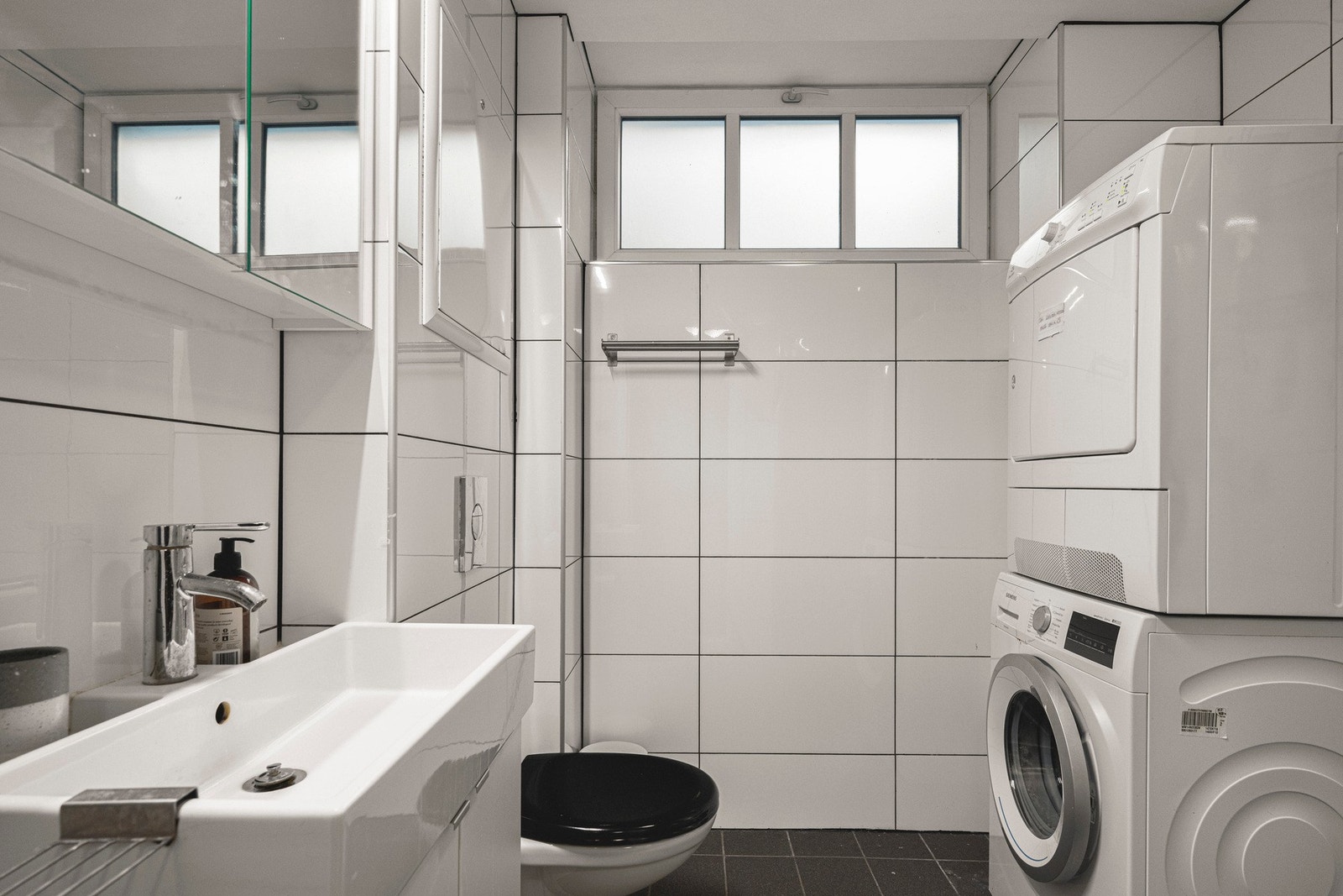 - Badet er fra 2014 og har flislagte overflater og varmekabler i gulv - Galleribilde