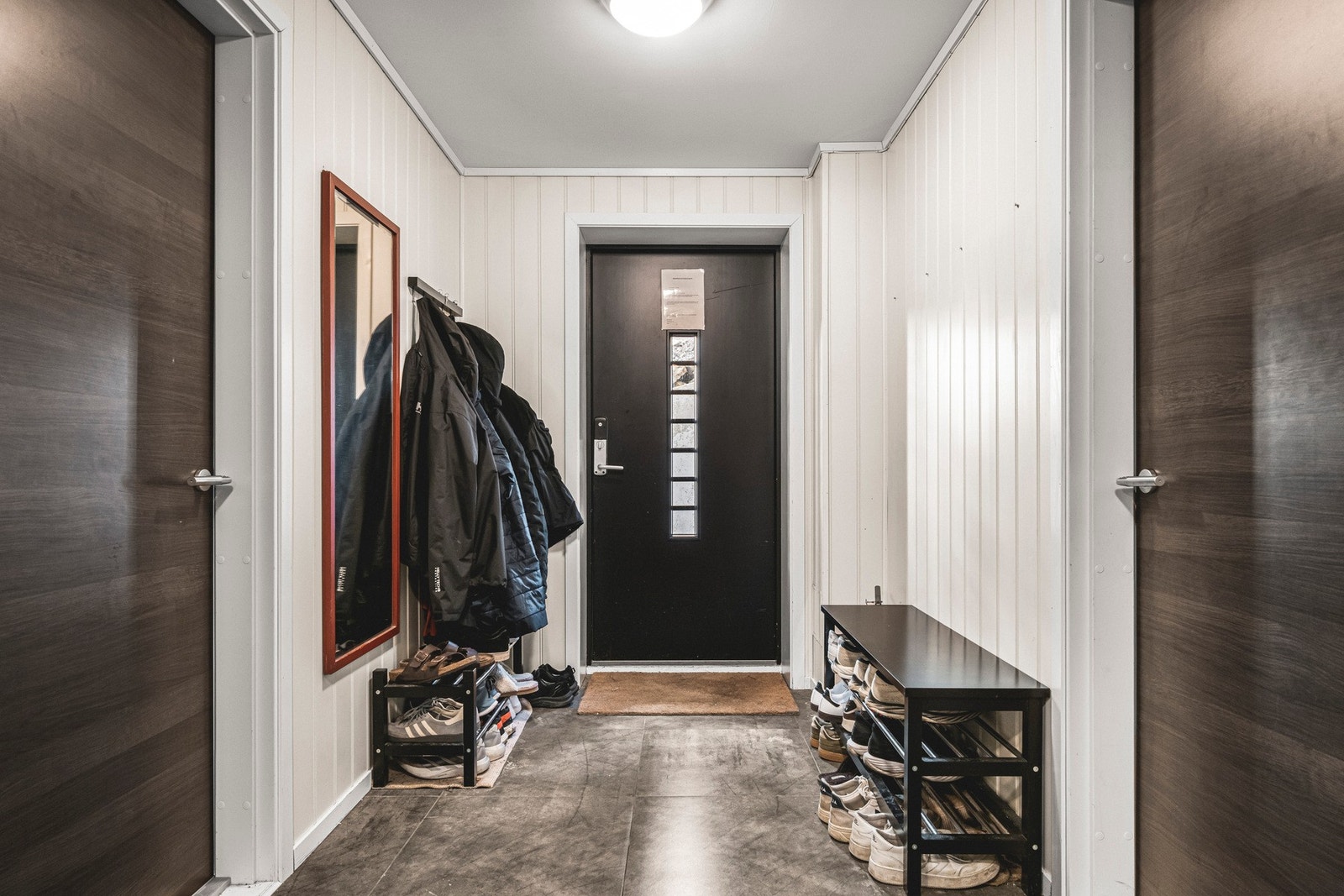 - Inngangspartiet har god plass til yttertøy og sko - Galleribilde