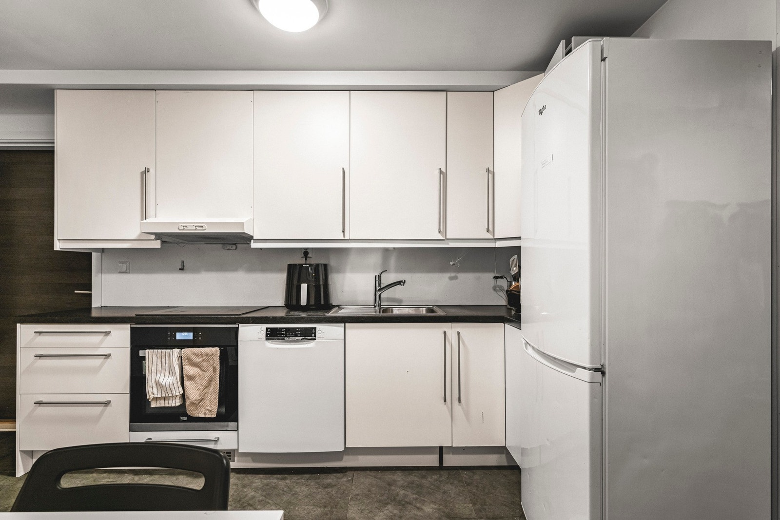 - Frittstående kjøleskap medfølger - Galleribilde