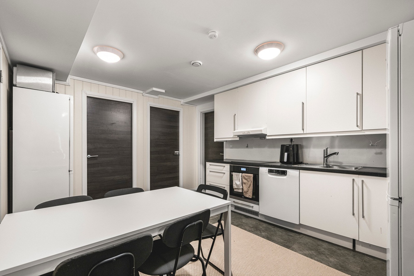 - Kjøkkenet har slette fronter, laminat benkeplate og dels integrerte hvitevarer - Galleribilde