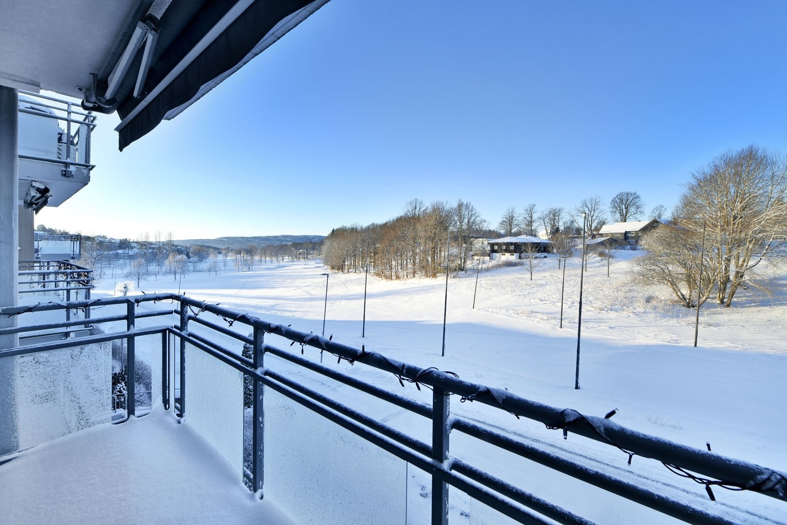 Fra balkongen er det en fri og vidstrakt utsikt over nærområdet. Galleribilde