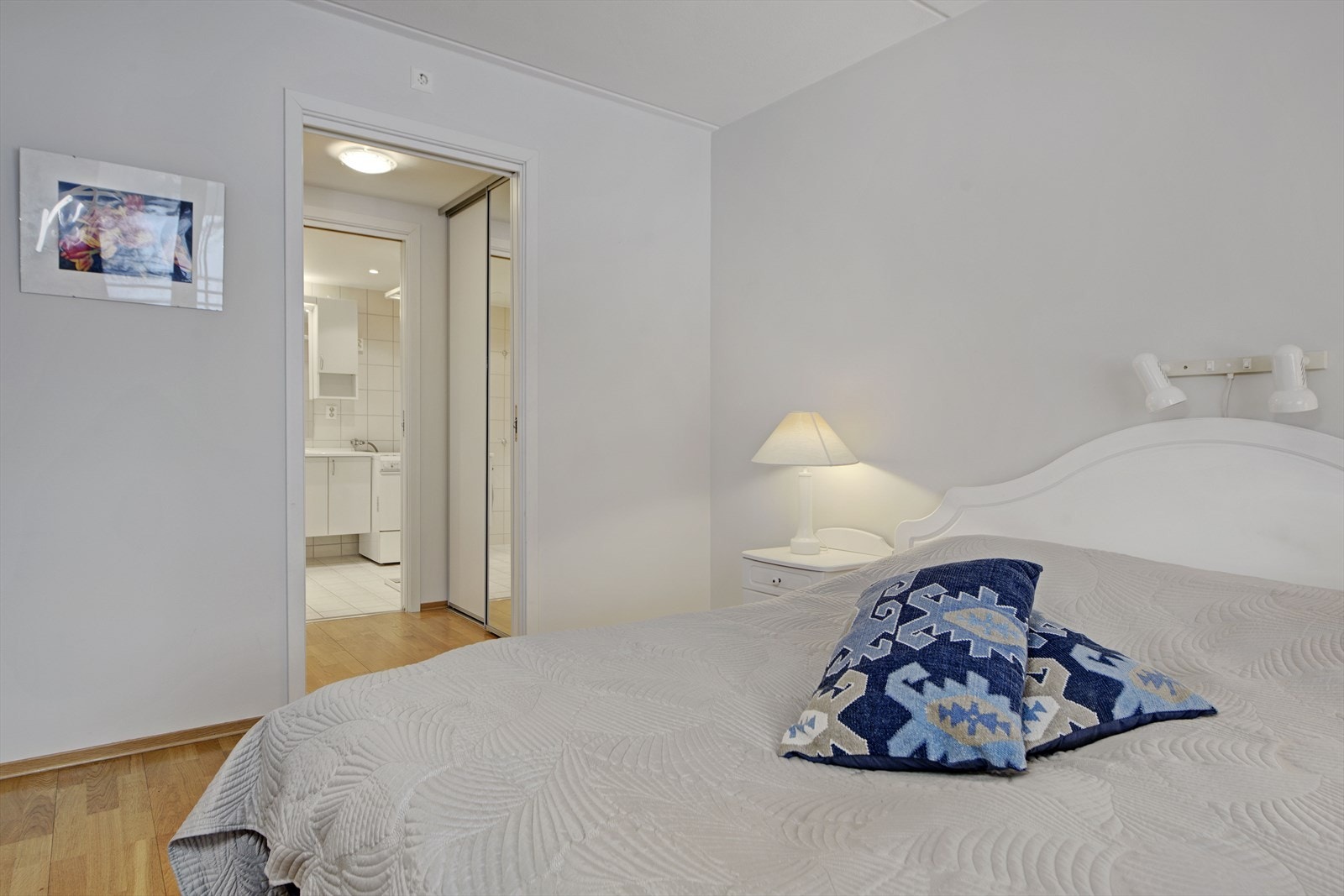 Fra soverommet er det praktisk, direkte adkomst til leilighetens bad via garderobe. Galleribilde