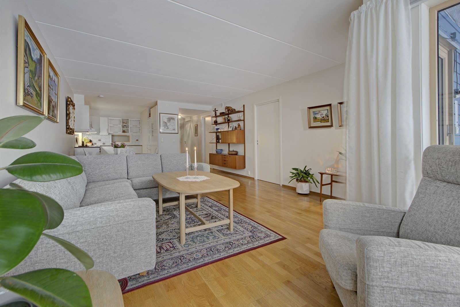 Gjennomgående parkettgulv binder rommene sammen på en helhetlig måte. Galleribilde