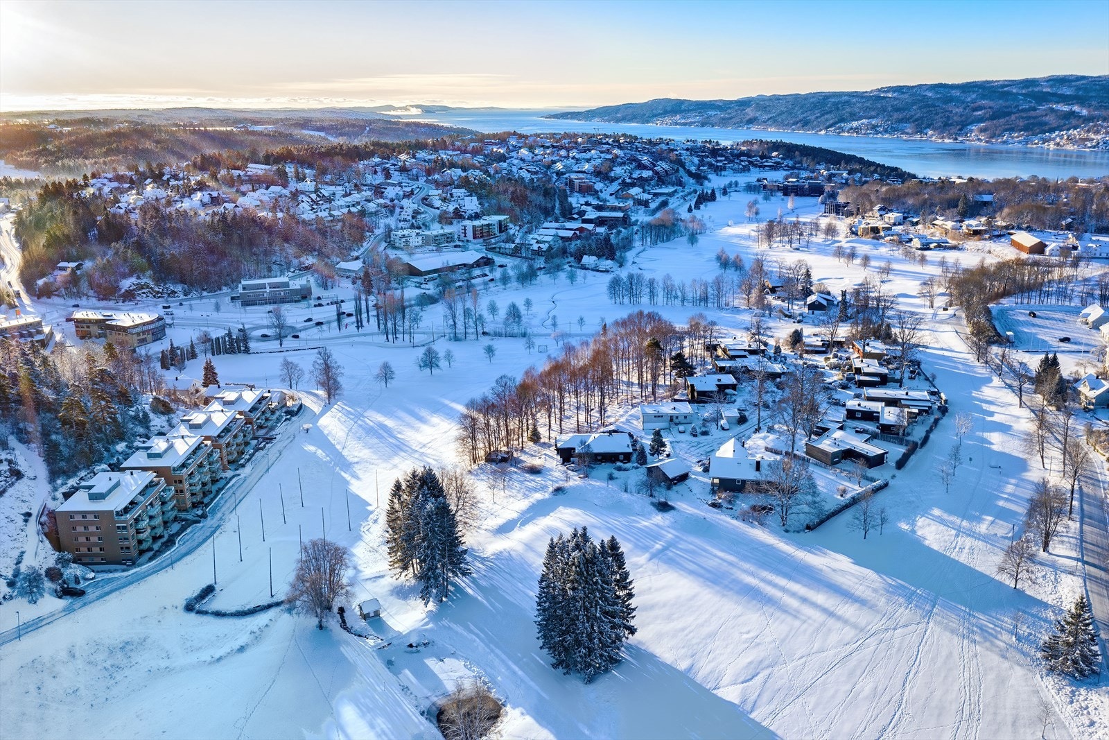 Her bor man med flott utsikt over landskapet, og med kort vei til handlesenter, treningssenter og marka. Galleribilde