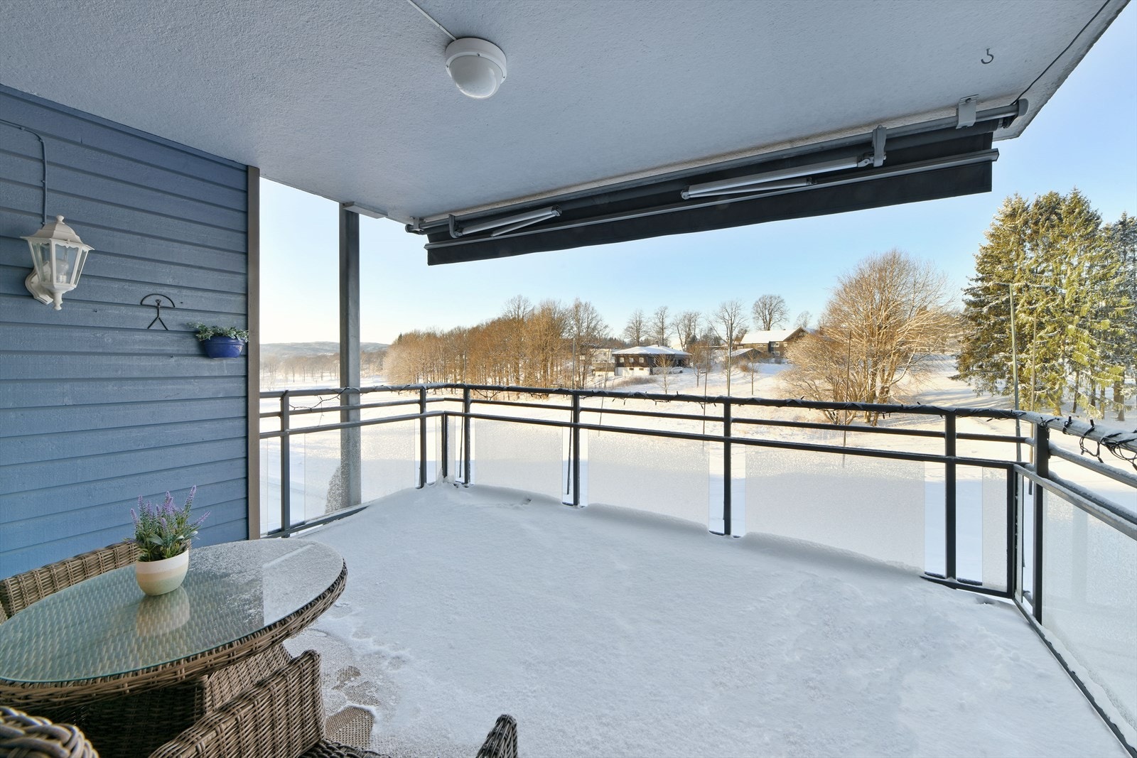 Romslig overbygget balkong med utsikt mot golfbanen. Galleribilde
