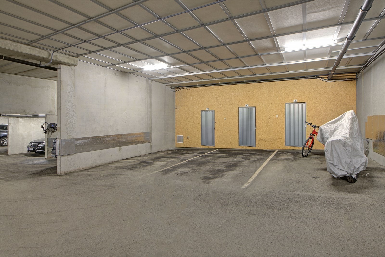 Det medfølger parkeringsplass og sportsbod nr 35 i felles, lukket garasjeanlegg. Galleribilde