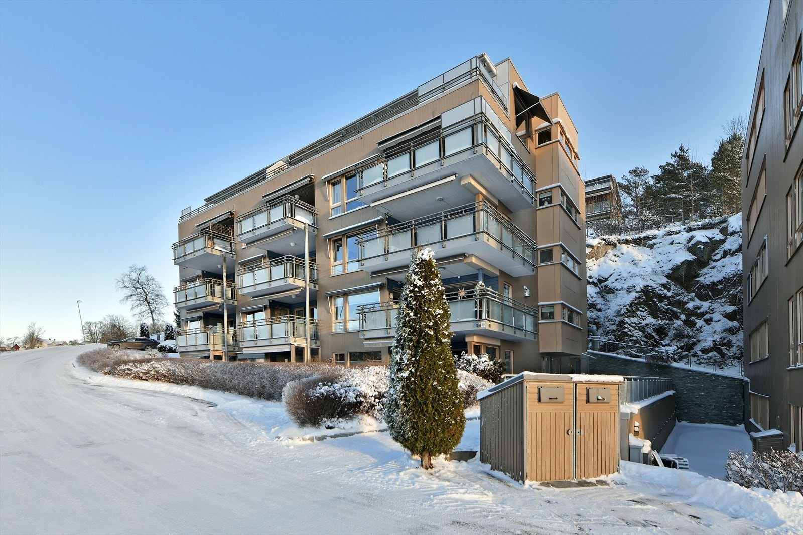 Moderne leilighetsbygg med tidsriktig arkitektur og fasade. Galleribilde