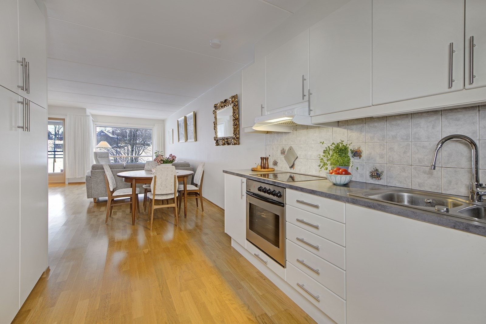 Åpen løsning mellom stue og kjøkken gir en sosial og luftig atmosfære. Galleribilde