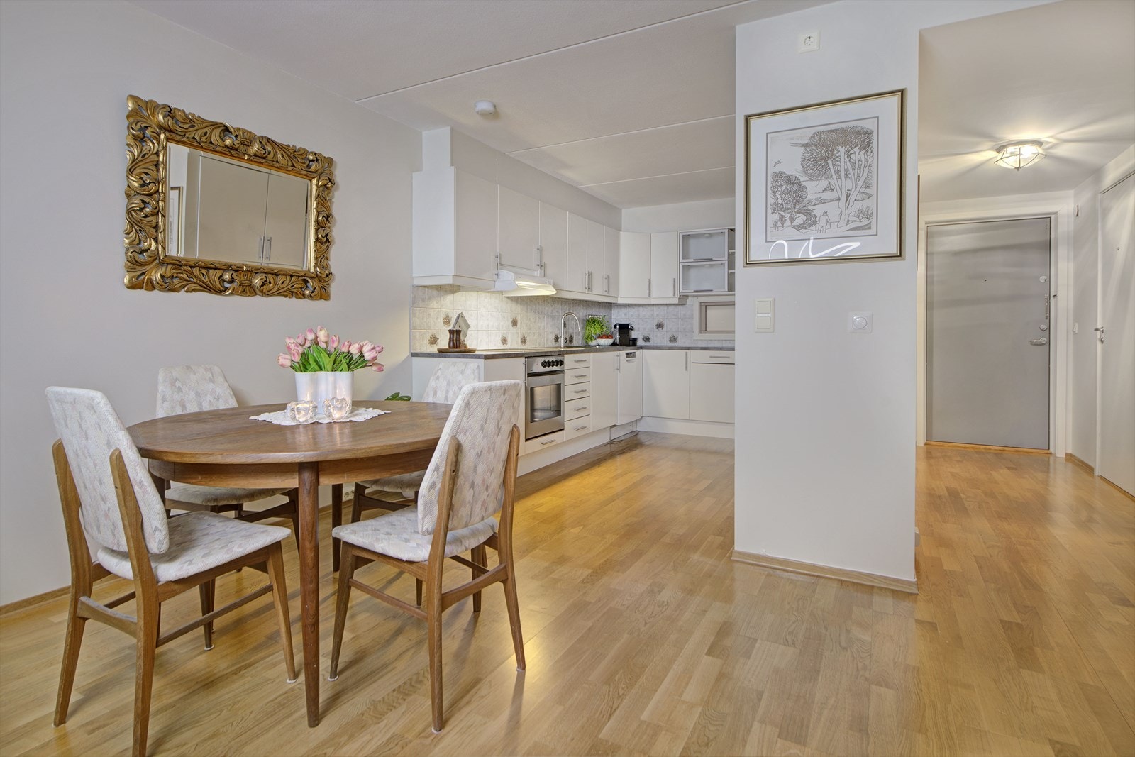 Det er en naturlig plass for spisebord i tilknytning til kjøkkenet. Galleribilde