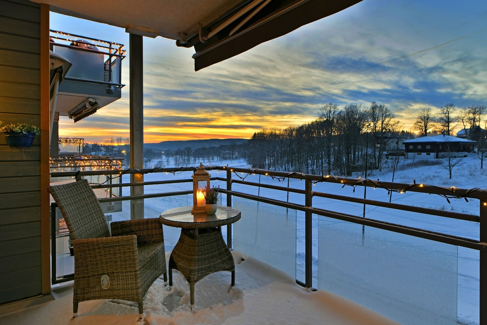 Leiligheten har en romslig og usjenert balkong med flott utsikt. Galleribilde