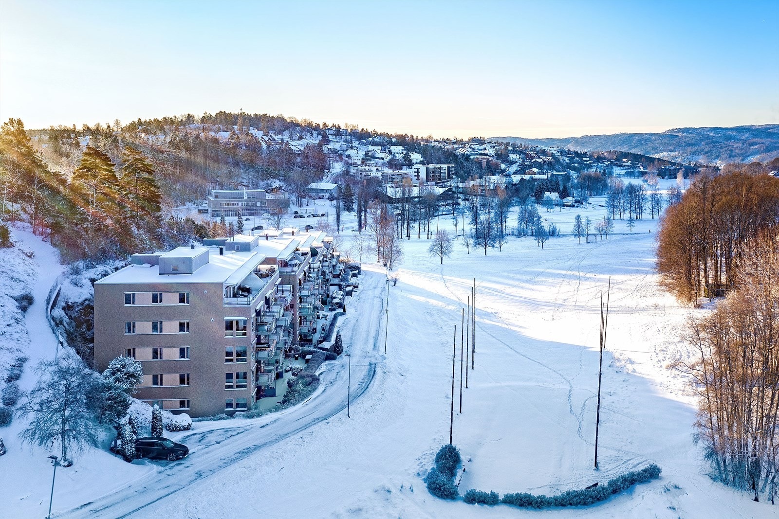 Eiendommen ligger høyt og fritt til med umiddelbar nærhet til friarealer. Galleribilde