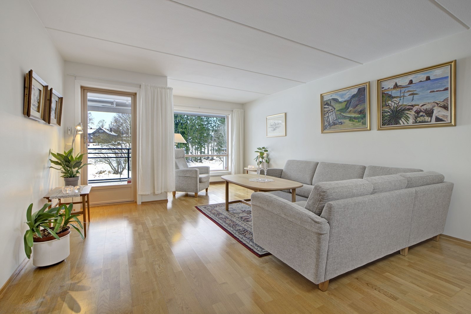 Stuen er romslig og har store vindusflater som slipper inn rikelig med lys. Galleribilde