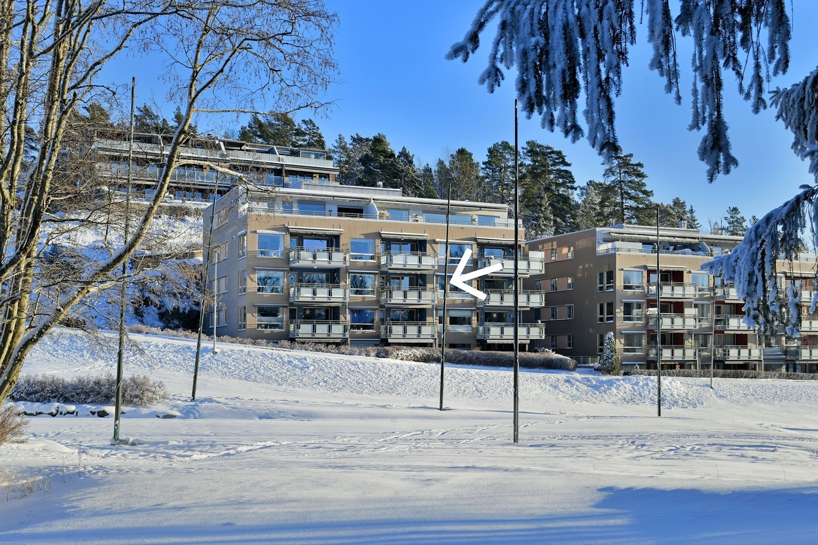 Bygget har en fin plassering i terrenget med grønne omgivelser, utsikt til Dørbaks golfbane og ligger vestvendt med sol utover kvelden. Galleribilde