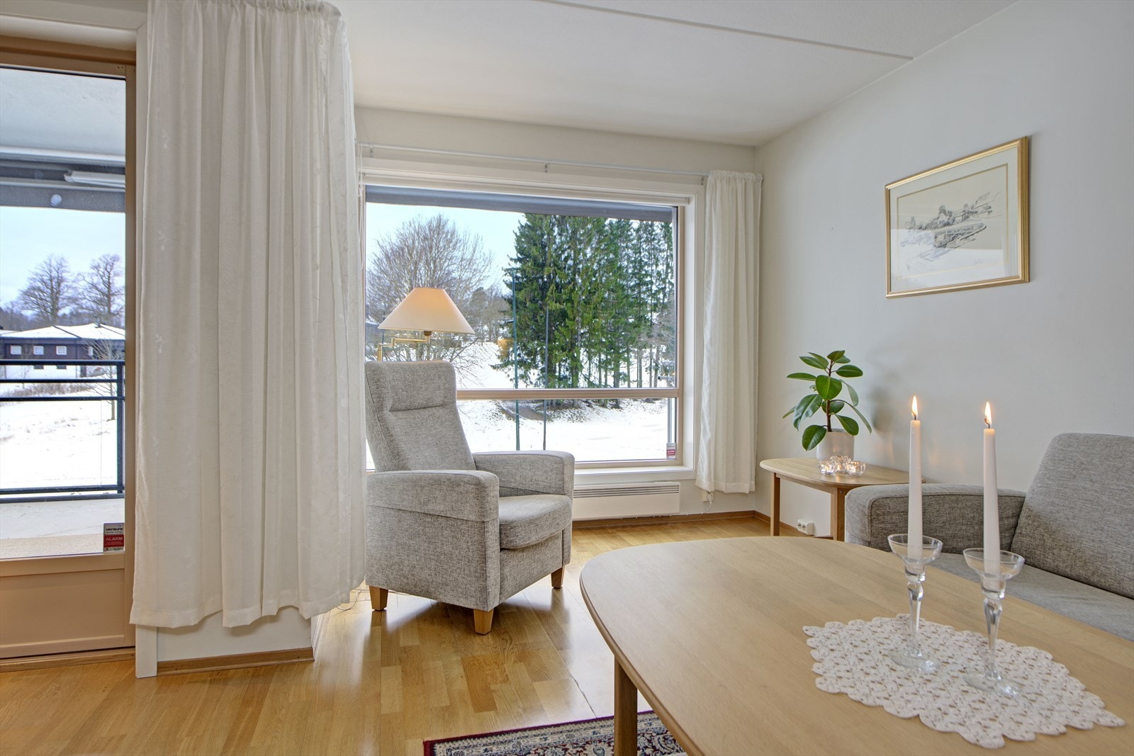 Fra stuen er det direkte utgang til den overbygde balkongen. Galleribilde