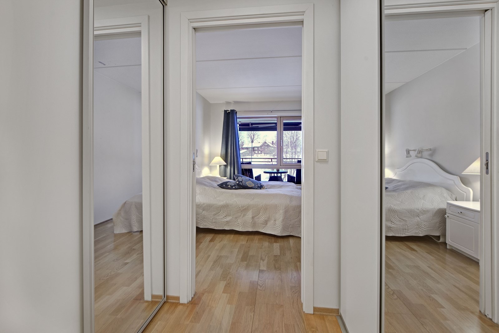 En mellomgang med garderobeløsning leder videre inn til soverommet/badet. Galleribilde