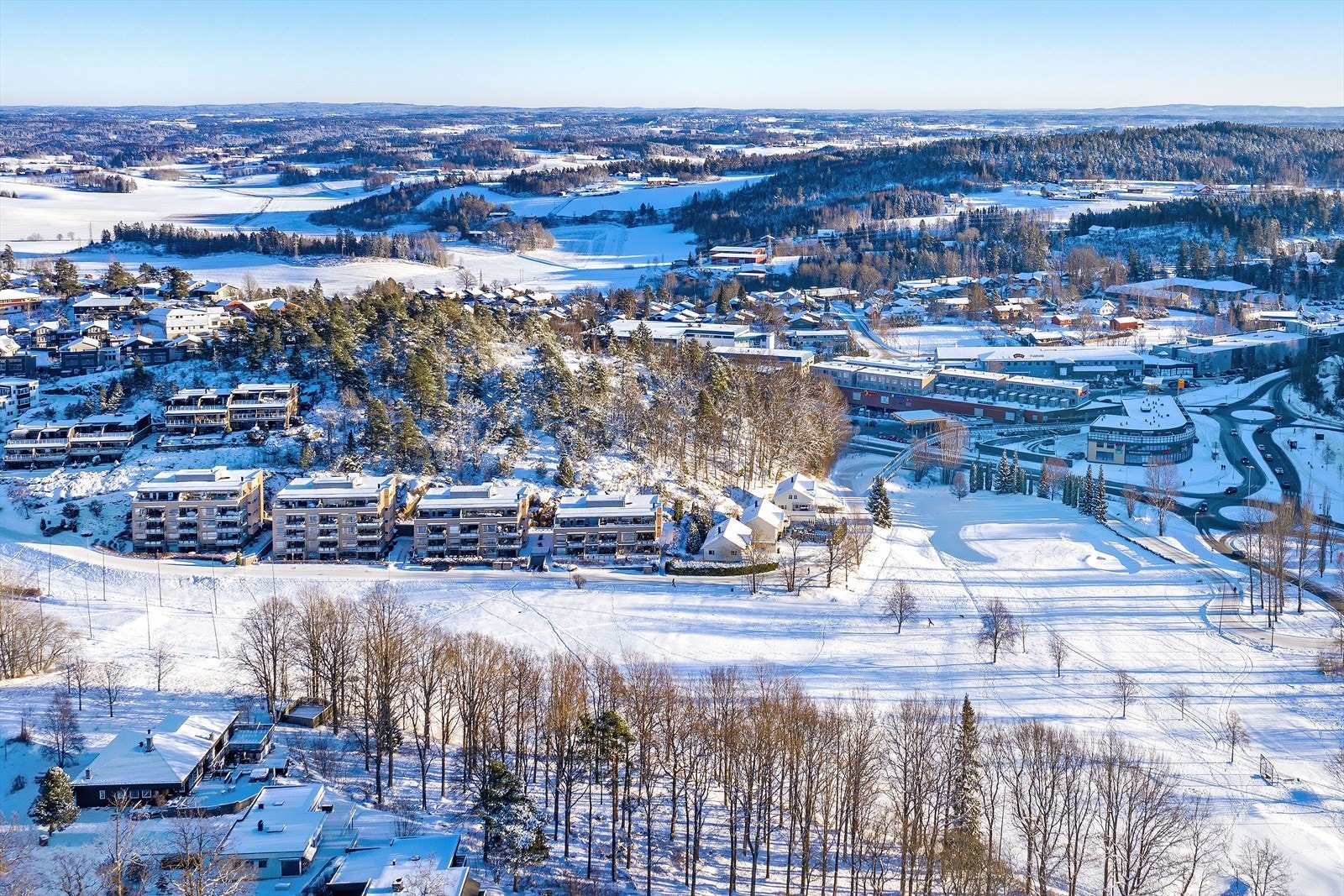 Området er preget av spredt bebyggelse og store, åpne landskapsrom. Galleribilde