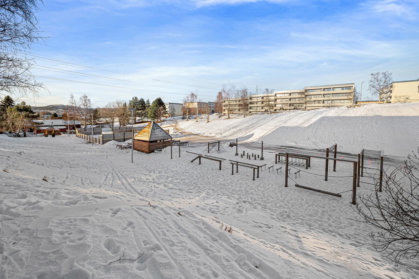 Store fellesareal, som er opparbeidet med lekeplasser, ballbinge, treningsapparater, sittegrupper m.m. Galleribilde