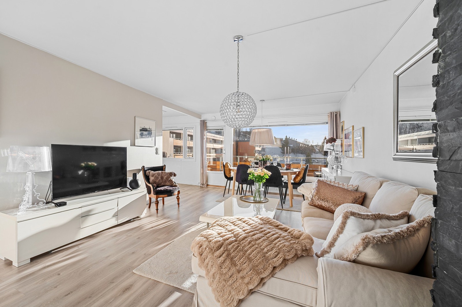 Varmtvann- og oppvarming, kabel-tv/internett, kommunale avgifter, vaktmestertjenester, vedlikehold, bygningsforsikring m.m er inkludert i felles utgifter. Galleribilde