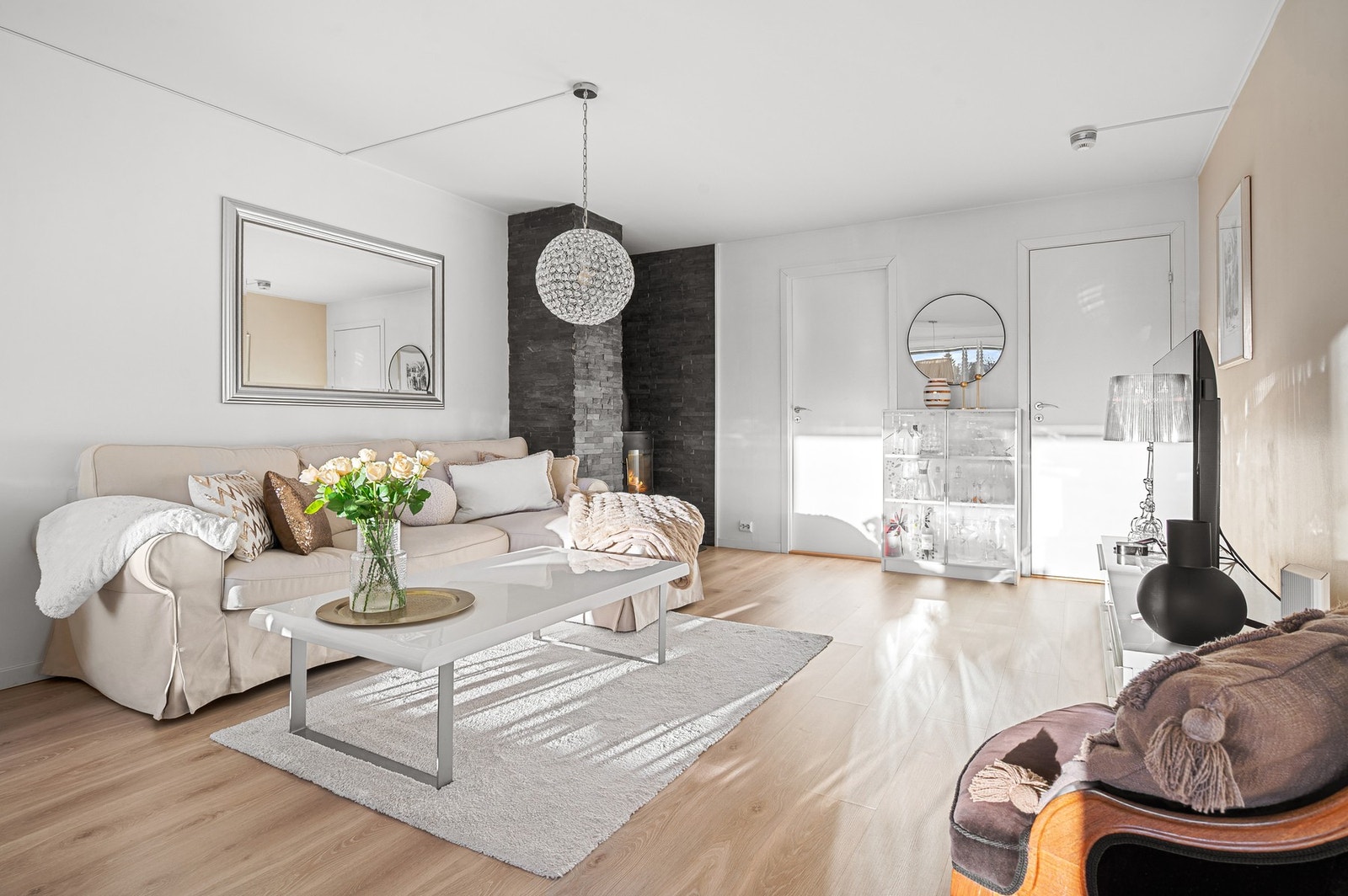 Varmtvann- og oppvarming, kabel-tv/internett, kommunale avgifter, vaktmestertjenester, vedlikehold, bygningsforsikring m.m er inkludert i felles utgifter. Galleribilde