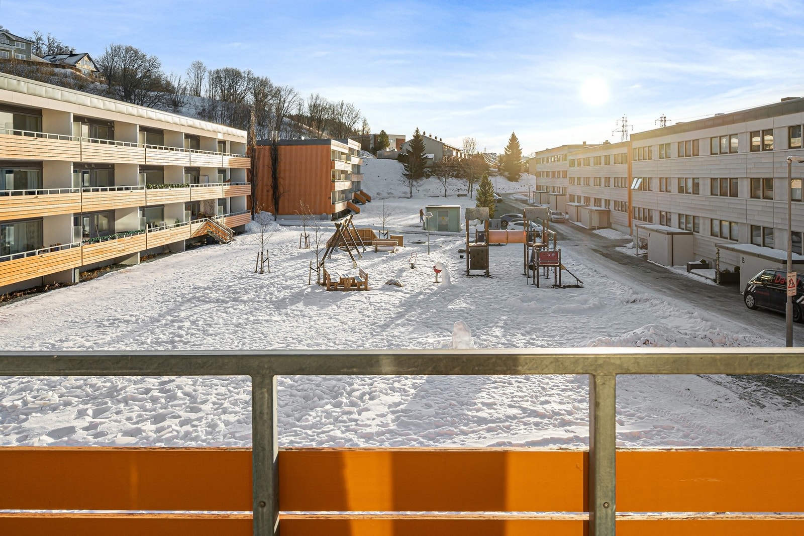 Leiligheten ligger åpent og fint til, og har en god beliggenhet i området. Galleribilde