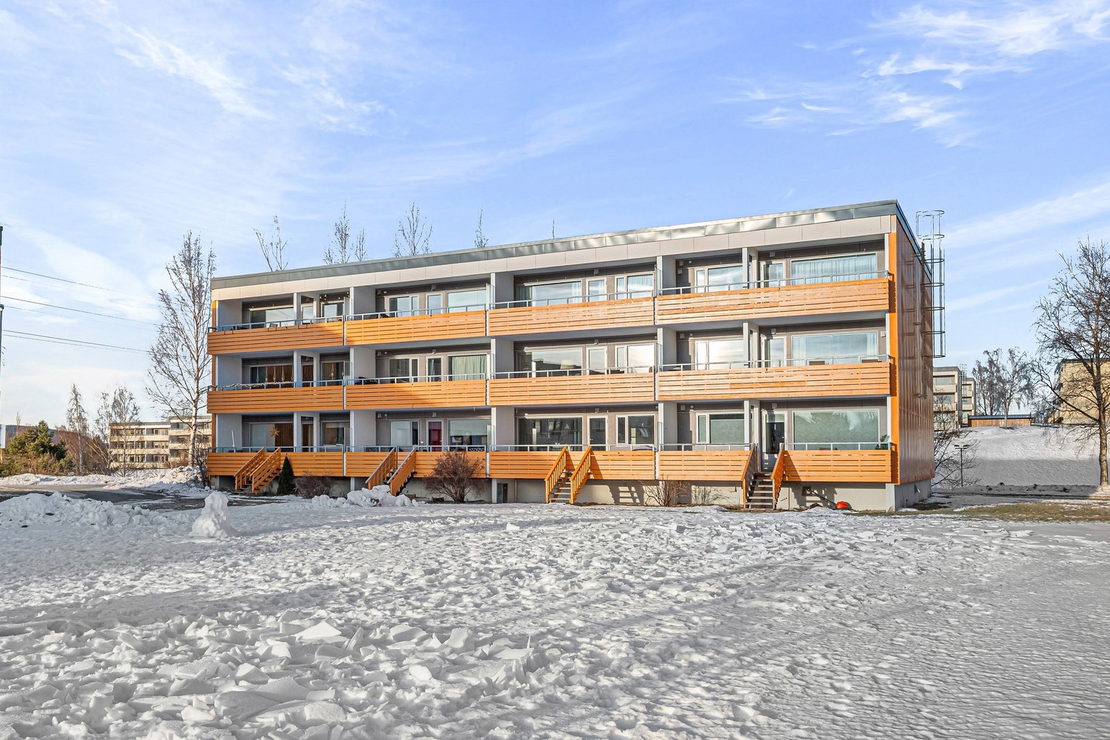 Leiligheten ligger åpent og fint til, med fin utsikt utover fellesareal med lekeplass og sittegrupper. Galleribilde