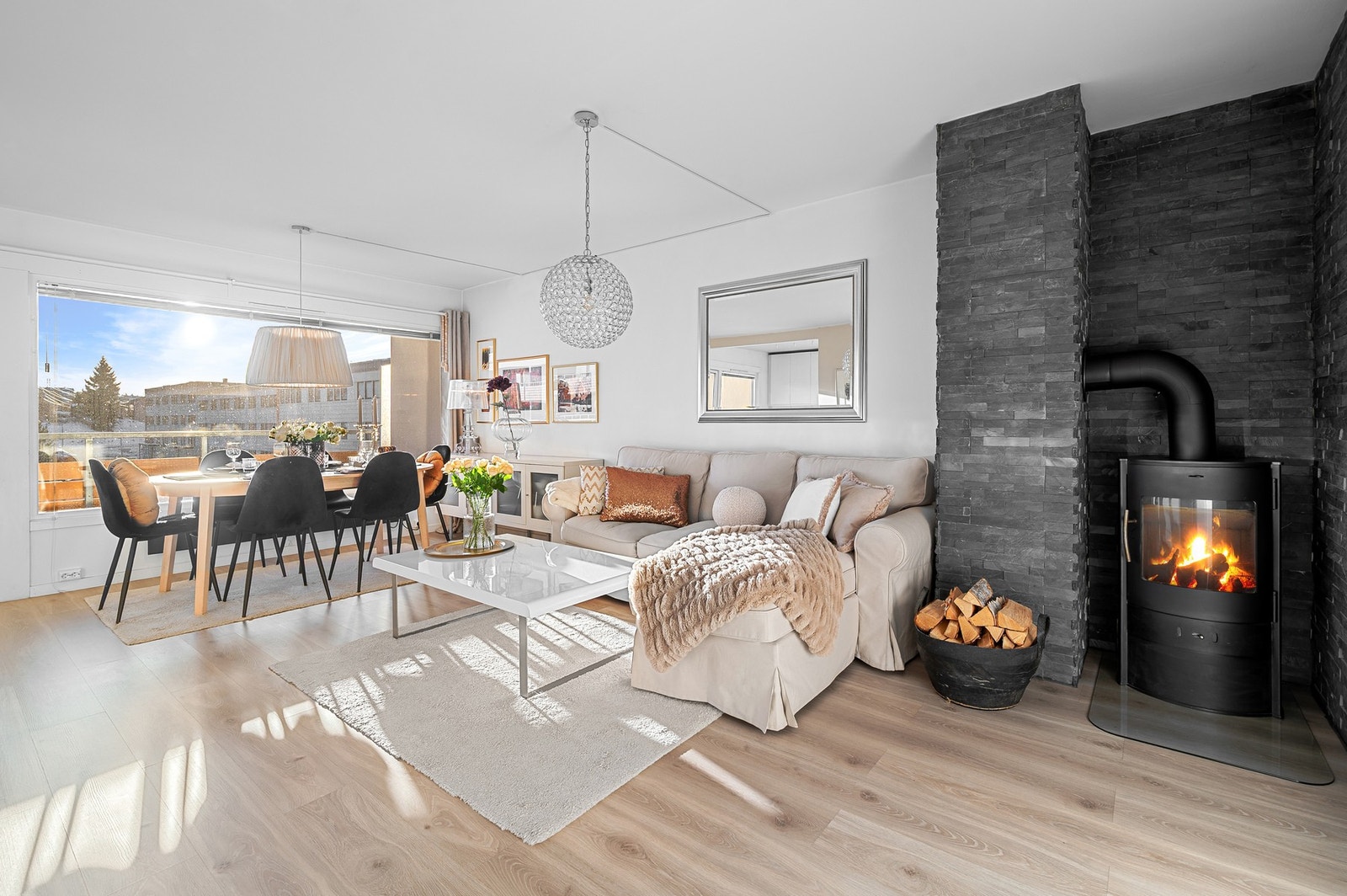 Lys og flott stue på 25,5 kvadratmeter. Ildsted gir leiligheten god varme og atmosfære. Galleribilde