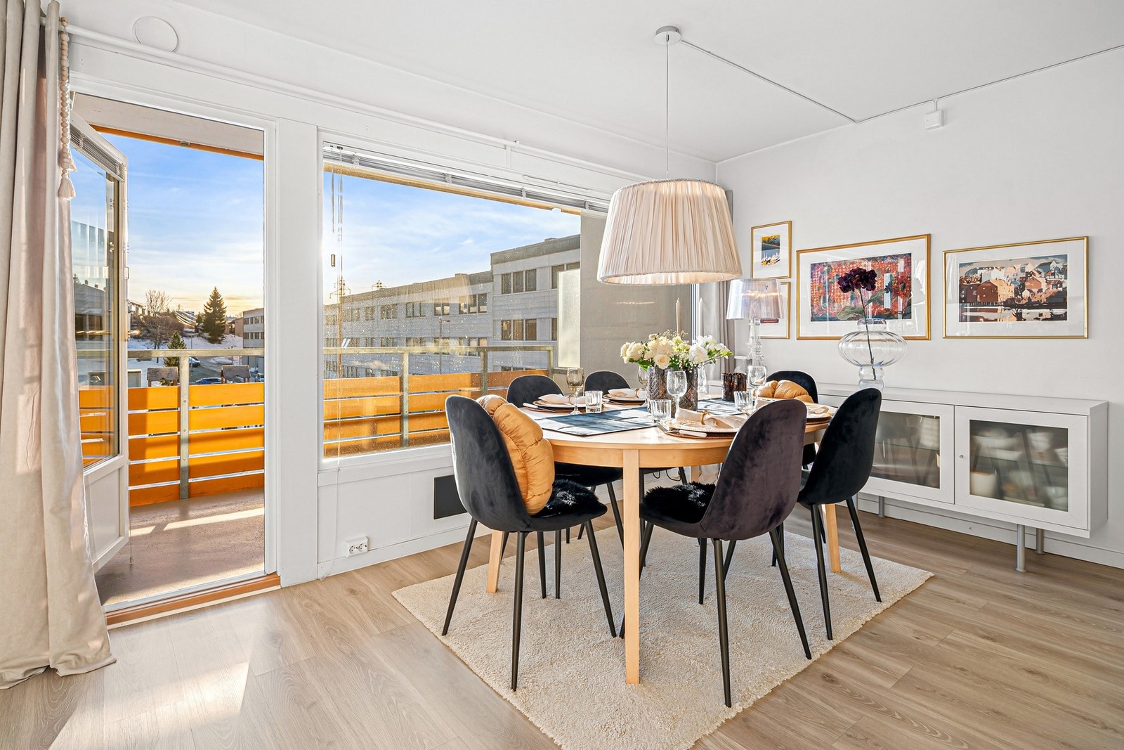 God plass til egen spisestue. Store vindusflater gir masse lys og luft. Galleribilde