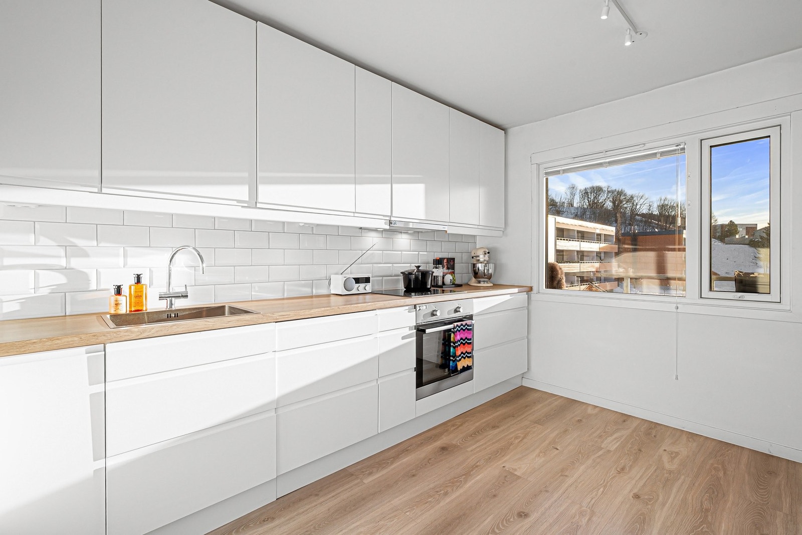 Stort og fint kjøkken på 9,3 kvadratmeter. Også her er det masse lysinnslipp. Galleribilde