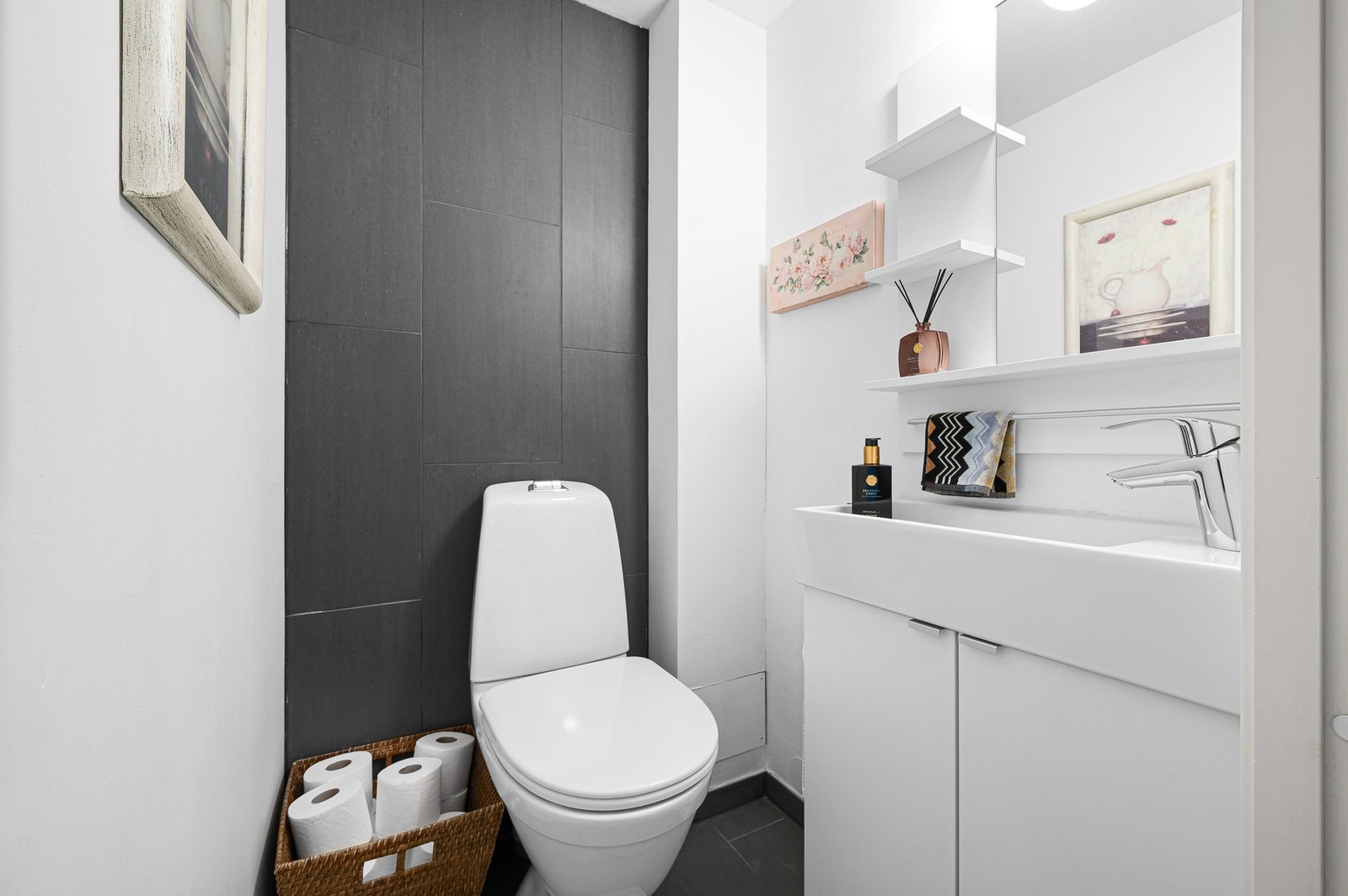 Eget separat toalettrom med servant. Galleribilde