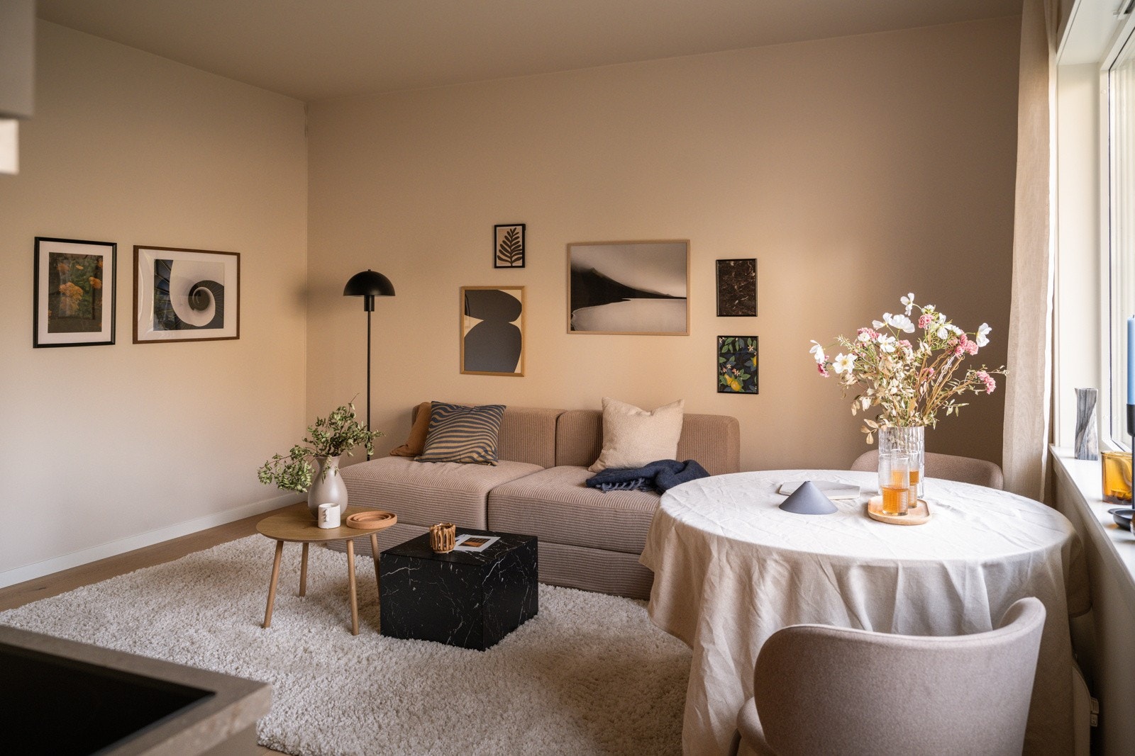 I stuen er det plass til sofagruppe med salongbord, mediemøblement med TV og et spisebord. Galleribilde