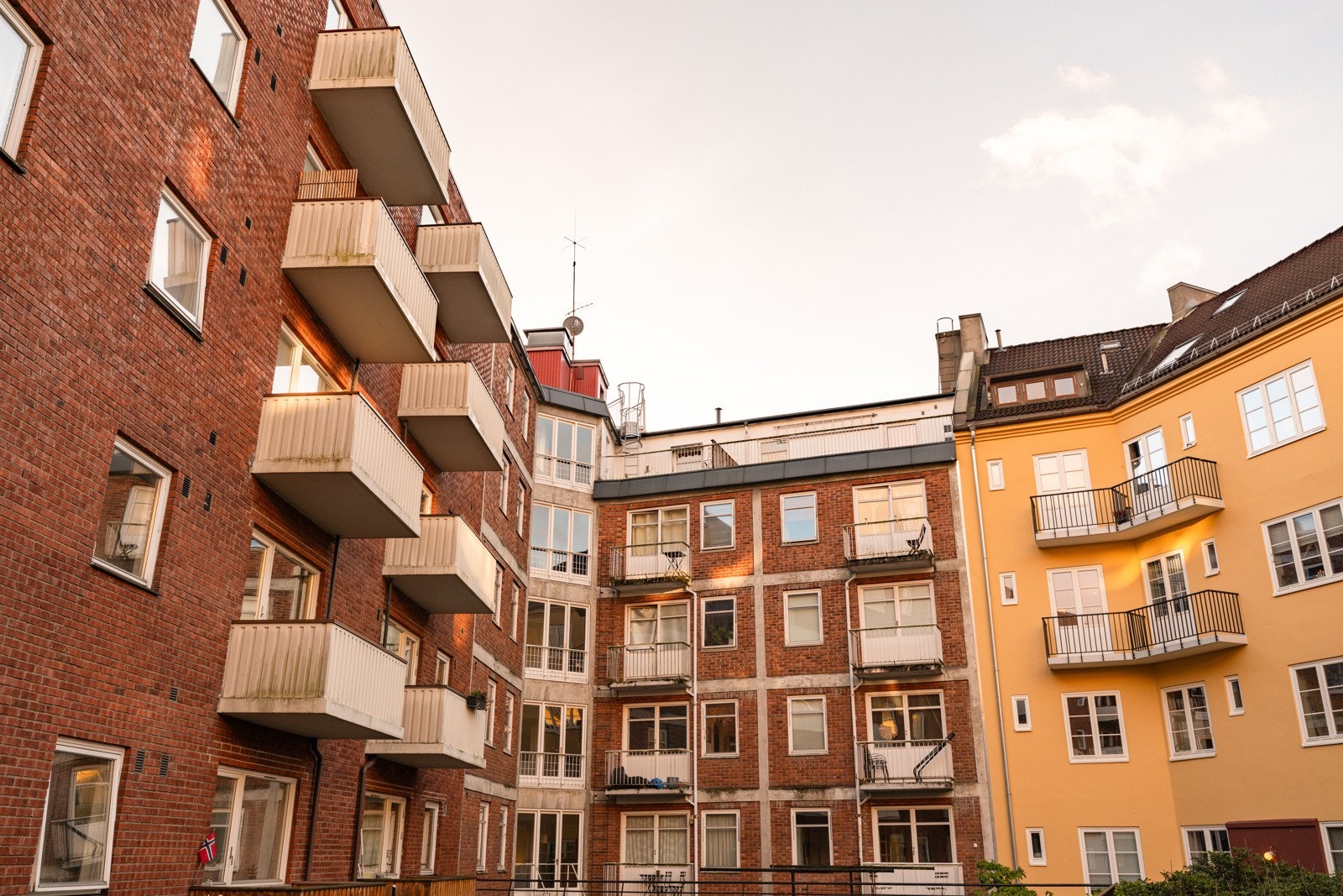 Leiligheten ligger sentralt til i et svært attraktivt boligområde sentralt på Sagene, ved den gamle trehusbebyggelsen og med Akerselva med turveier rett utenfor døren. Galleribilde